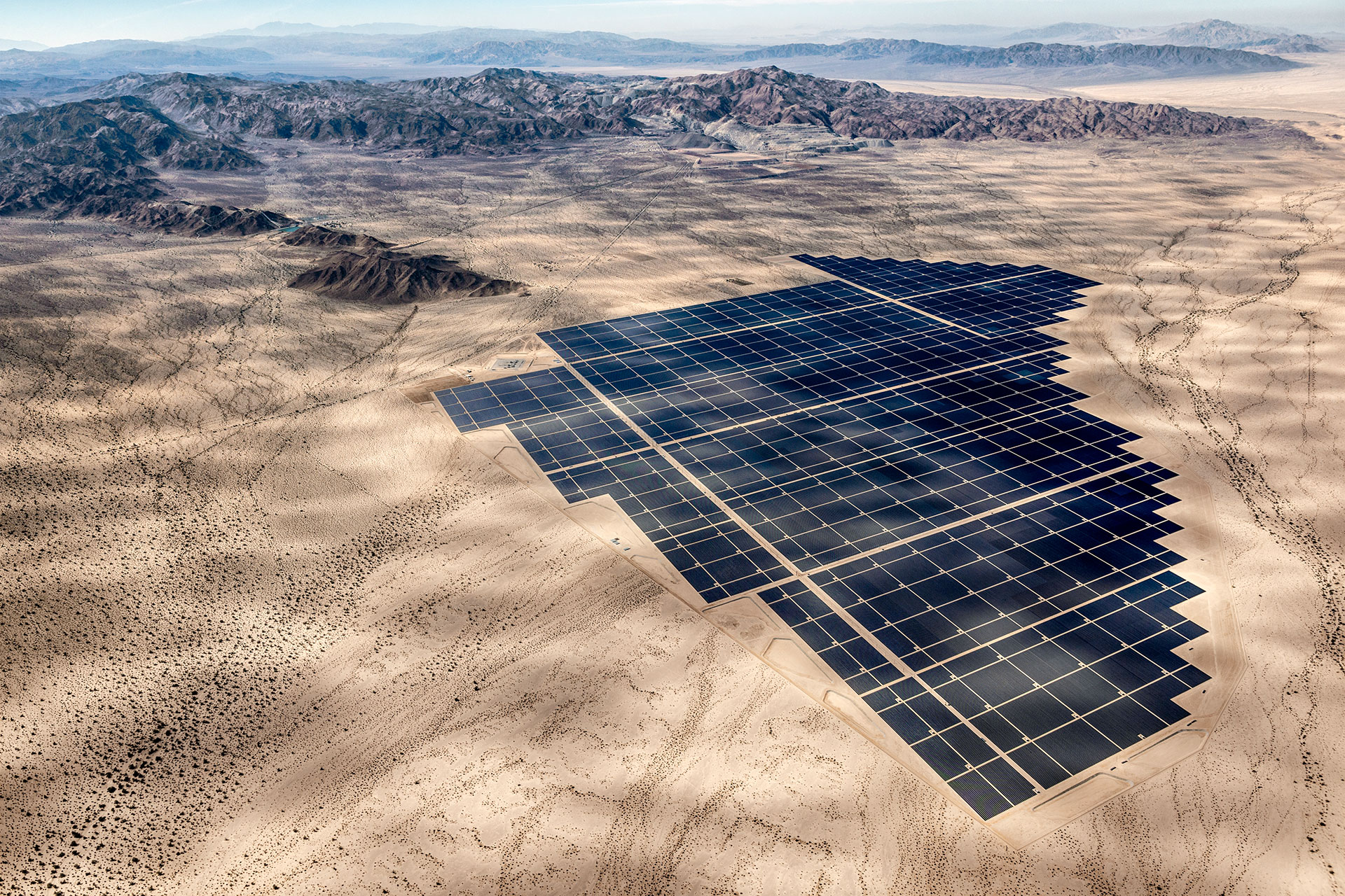 <strong>15 SQUARE KILOMETRES: SOLAR POWER PLANT </strong>15 km² (2/2): The solar power plant Desert Sunlight in the Mojave Desert in California currently has a capacity of 550 megawatts – one-and-a-half times that of the Mühleberg atomic power station in the canton of Bern in Switzerland. It has the same surface area needed by the Square Kilometer Array to observe the stars. Image: 2015 Jamey Stillings