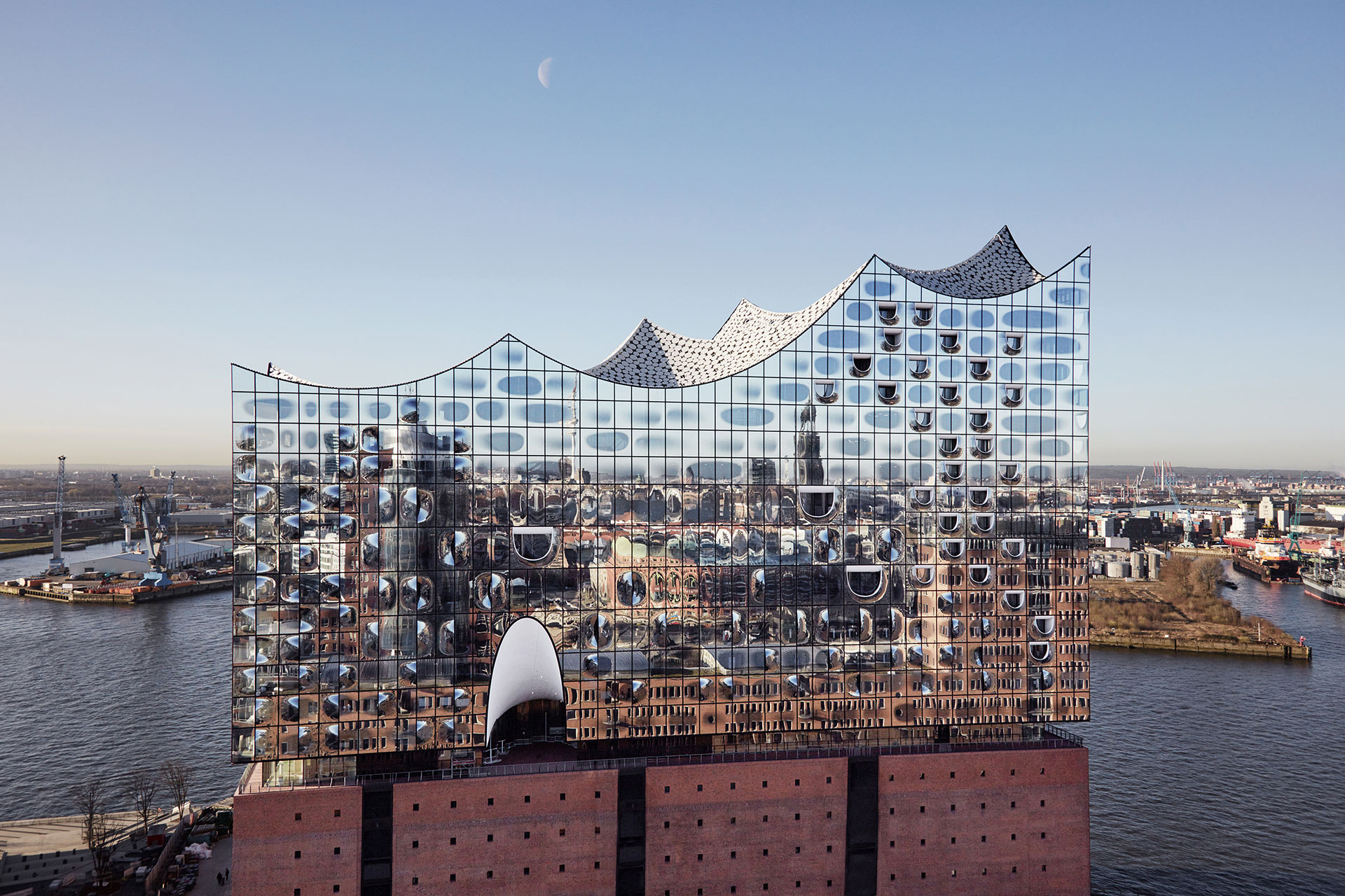 <strong>10 YEARS: ELBPHILHARMONIE </strong>Ten years in the making (2/2): In the Elbphilharmonie in Hamburg, audiences can listen to impressive concerts. It took the same length of time to build as the satellite Envisat, which observed the state of our planet.